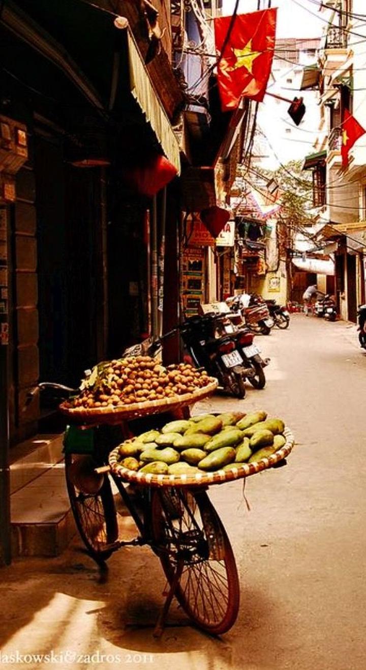 1. Áo hai dây bản mảnh: Áo hai dây bản mảnh tuy nhiên là một trong những mẫu áo khó